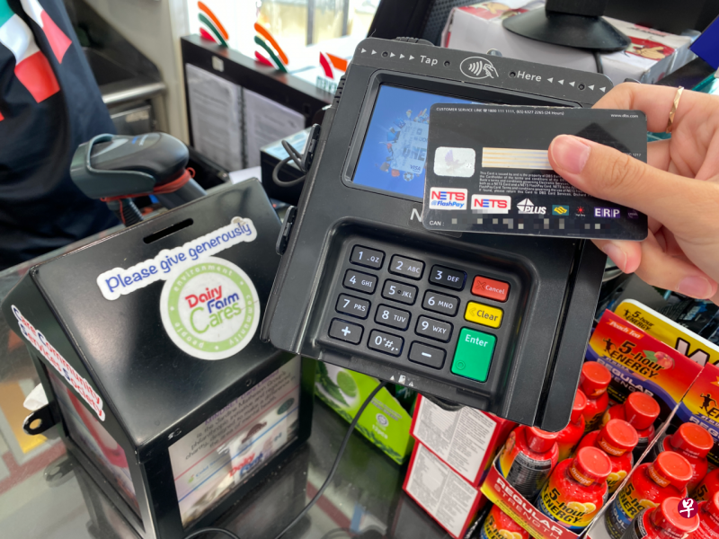 记者购买两瓶饮料被要求使用无现金付款方式。 便利商店门外张贴告示,鼓励顾客使用无现金付款。(陈佩敏摄) 记者购买两瓶饮料被要求使用无现金付款方式。 便利商店门外张贴告示,鼓励顾客使用无现金付款。(陈佩敏摄)