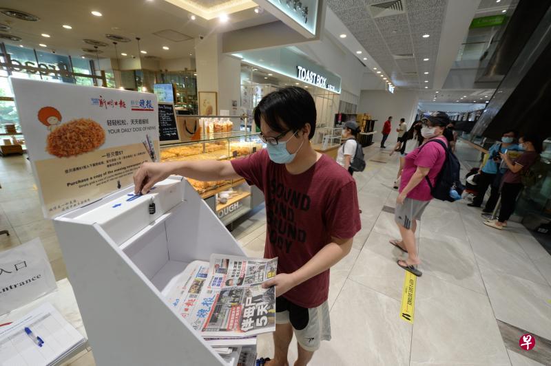 宏茂桥购物城的面包物语是其中一间设有“诚实报架”的分店。大多数受访者非常欢迎这个点子,希望更多地点能设立诚实报架。(潘丰源摄) 宏茂桥购物城的面包物语是其中一间设有“诚实报架”的分店。大多数受访者非常欢迎这个点子,希望更多地点能设立诚实报架。(潘丰源摄)