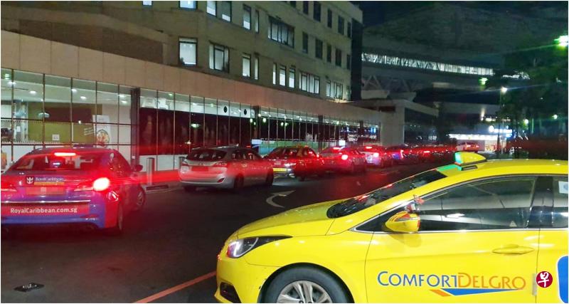 陈笃生医院外可见多辆德士排队等客,同一时间约有十几辆,而且络 绎不绝,不断有德士开进来。 陈笃生医院外可见多辆德士排队等客,同一时间约有十几辆,而且络 绎不绝,不断有德士开进来。