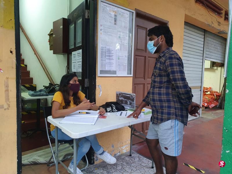 非政府组织‘客工亦重’义工克里蒂(左) 傍晚下班后到小印度发餐券给落难客工, 也从中了解客工的困境。(“客工亦重”提供) 非政府组织‘客工亦重’义工克里蒂(左) 傍晚下班后到小印度发餐券给落难客工, 也从中了解客工的困境。(“客工亦重”提供)