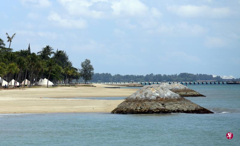 为应对海平面上升,我国七成海岸线已建起防御性设施,如混凝土海墙和石质护岸堤。负责全国海岸保护的公用事业局今年起将对高危区,如裕廊岛和市区—东海岸的海岸线,展开深入研究,制定长期保护策略。(档案照片) 为应对海平面上升,我国七成海岸线已建起防御性设施,如混凝土海墙和石质护岸堤。负责全国海岸保护的公用事业局今年起将对高危区,如裕廊岛和市区—东海岸的海岸线,展开深入研究,制定长期保护策略。(档案照片)