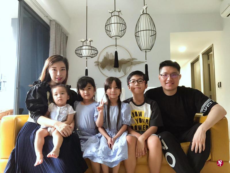 余家全家福,左一为妈妈王可欣,右一为爸爸余飞。(受访者提供) 余家全家福,左一为妈妈王可欣,右一为爸爸余飞。(受访者提供)