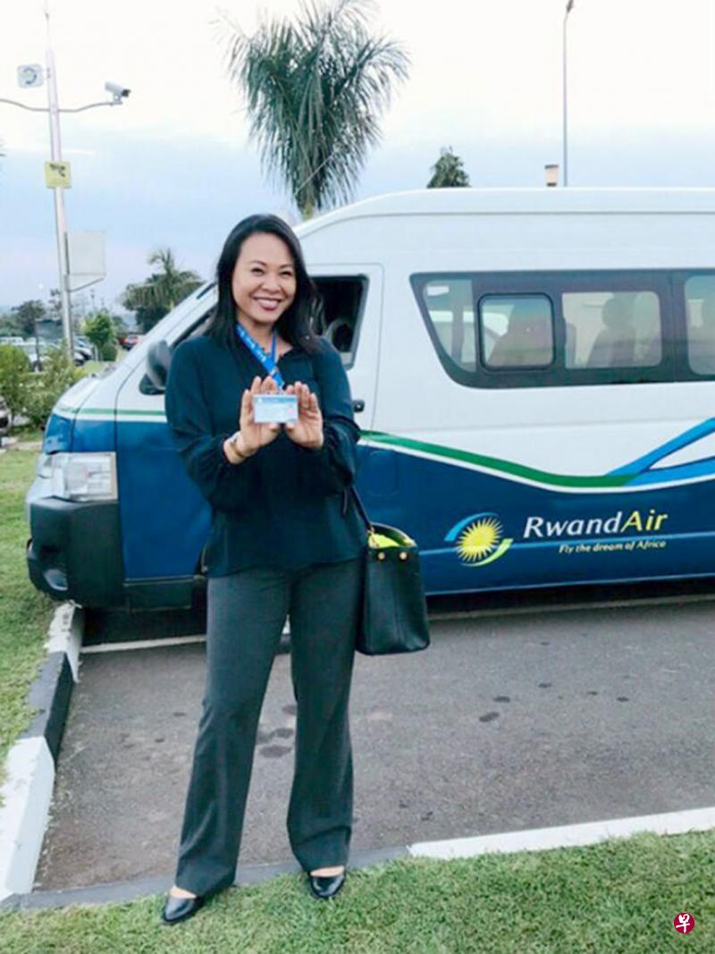 空姐出身的苏珊娜目前在卢旺达航空公司RwandAir当机师。(网络照片) 空姐出身的苏珊娜目前在卢旺达航空公司RwandAir当机师。(网络照片)
