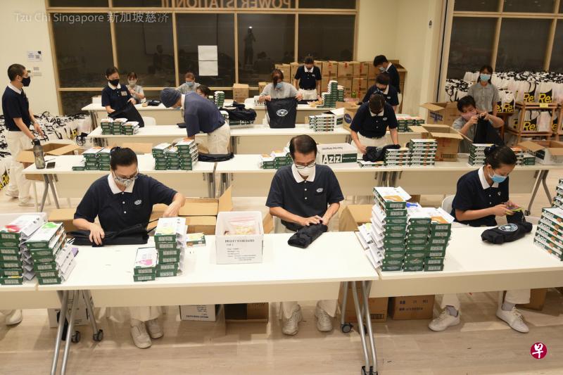 新加坡慈济志工在给客工准备礼包时,贴心加入印度小吃姆鲁咕(muruku)和椰棗(kurma)。(新加坡慈济提供) 新加坡慈济志工在给客工准备礼包时,贴心加入印度小吃姆鲁咕(muruku)和椰棗(kurma)。(新加坡慈济提供)