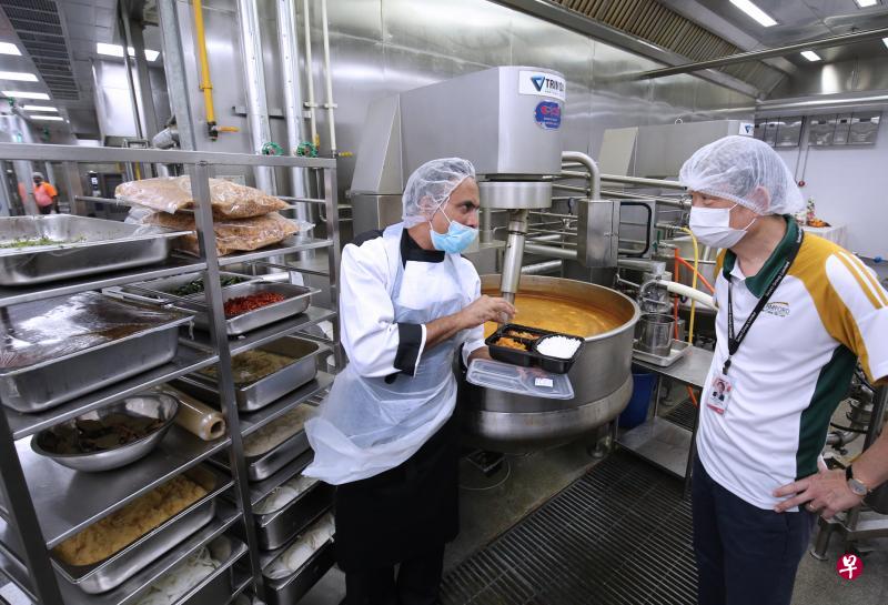 明星厨师阿尔芬(左)和Stamford Catering董事经理陈祖坤(右)商讨如何进一步改良伙食。(梁麒麟摄) 明星厨师阿尔芬(左)和Stamford Catering董事经理陈祖坤(右)商讨如何进一步改良伙食。(梁麒麟摄)