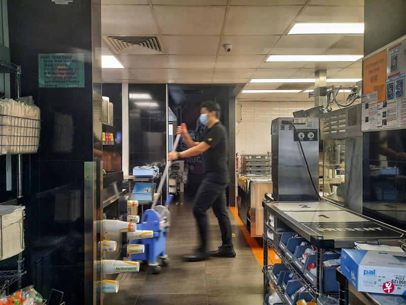 本地麦当劳昨天在面簿宣布今早重新营业,不过为安全起见,麦当劳暂时减少员工人数,并请公众体谅餐点的准备时间可能会较长。(林国明摄) 本地麦当劳昨天在面簿宣布今早重新营业,不过为安全起见,麦当劳暂时减少员工人数,并请公众体谅餐点的准备时间可能会较长。(林国明摄)