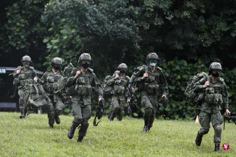 见习军官学校现在以一个排的单位为学员进行训练,学员在进行非剧烈训练时会戴着口罩。不过在野外受训时,为模拟实战,作战任务仍是部队的首要考量,而由于在作战中须保有一定的战术距离,见习军官在受训时彼此间是有一定安全距离的。(陈渊庄摄) 见习军官学校现在以一个排的单位为学员进行训练,学员在进行非剧烈训练时会戴着口罩。不过在野外受训时,为模拟实战,作战任务仍是部队的首要考量,而由于在作战中须保有一定的战术距离,见习军官在受训时彼此间是有一定安全距离的。(陈渊庄摄)