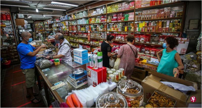 药材店重新开业第二天,德仁信中药行人潮购买中药和海味。 药材店重新开业第二天,德仁信中药行人潮购买中药和海味。