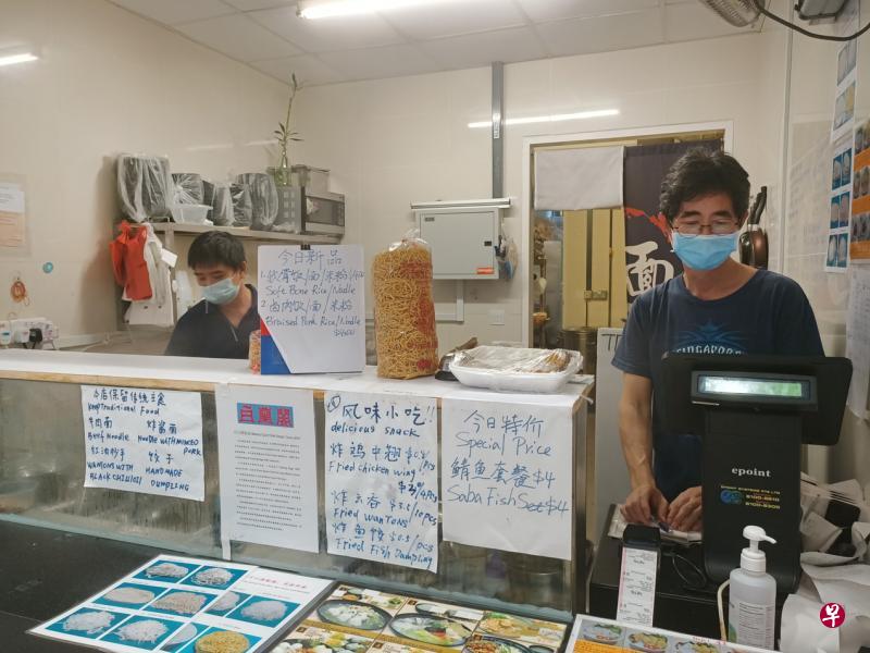 黄毅25年前来到新加坡打拼,学习自动化工程的他几年前将目光转向餐饮业,成了白兰阁鱼汤店的经理。(郑雯婕摄) 黄毅25年前来到新加坡打拼,学习自动化工程的他几年前将目光转向餐饮业,成了白兰阁鱼汤店的经理。(郑雯婕摄)