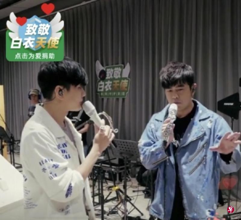 周杰伦(右)与林俊杰合唱。 周杰伦(右)与林俊杰合唱。
