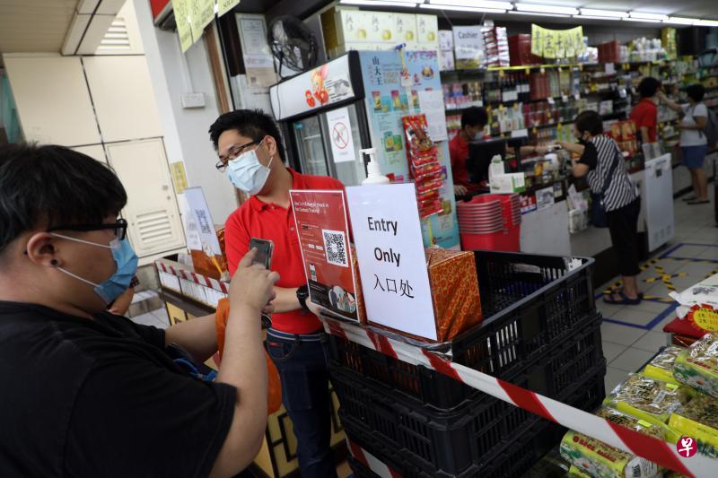 福华补品店昨天恢复营业,员工一早就到各分店整理货品及确保防疫措施到位,例如设置好安全距离标志和SafeEntry QR码等,邻里的分店也限制任何一个时候只有四名顾客可以进店里。(林泽锐摄) 福华补品店昨天恢复营业,员工一早就到各分店整理货品及确保防疫措施到位,例如设置好安全距离标志和SafeEntry QR码等,邻里的分店也限制任何一个时候只有四名顾客可以进店里。(林泽锐摄)