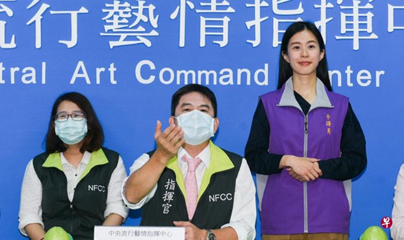 配合扮演的人物和现实情况,洪都拉斯(中)和其他主持人在“中央流行艺情指挥中心”都全程戴口罩。(互联网) 配合扮演的人物和现实情况,洪都拉斯(中)和其他主持人在“中央流行艺情指挥中心”都全程戴口罩。(互联网)