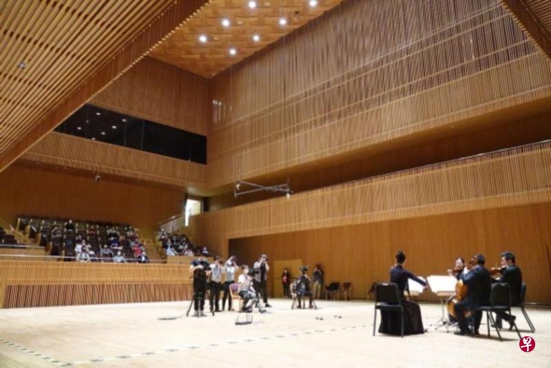 400个座位的上海交响乐团音乐厅,上周迎来首批20人现场观众。(互联网) 400个座位的上海交响乐团音乐厅,上周迎来首批20人现场观众。(互联网)