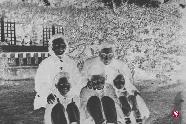 汪曾祺(1920.3-1997.5)的全家福。(互联网) 汪曾祺(1920.3-1997.5)的全家福。(互联网)