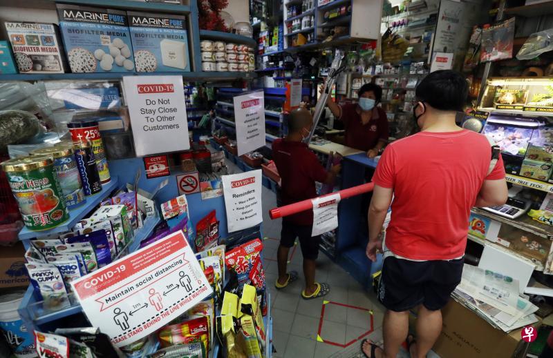 实龙岗北1道的宠物用品店“宠物市场”(PetMart)以救生浮管自制“闸门”,阻止顾客入店。店内职员会走到入口处询问顾客要买什么,然后拿出来交给顾客。(饶进礼摄) 实龙岗北1道的宠物用品店“宠物市场”(PetMart)以救生浮管自制“闸门”,阻止顾客入店。店内职员会走到入口处询问顾客要买什么,然后拿出来交给顾客。(饶进礼摄)