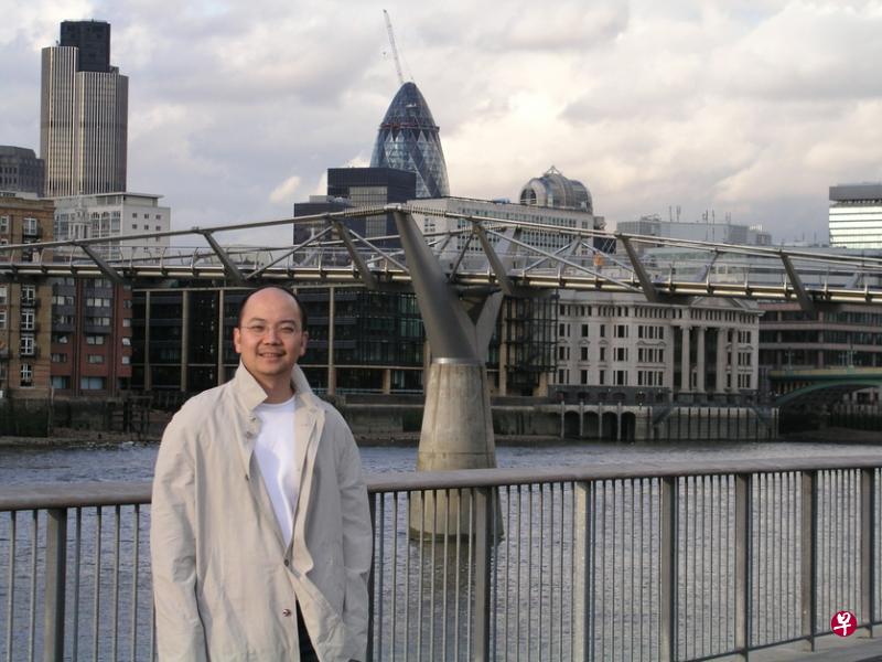 建筑师、作家陈家毅在伦敦泰晤士河畔泰德现代艺术馆前留影。(受访者提供) 建筑师、作家陈家毅在伦敦泰晤士河畔泰德现代艺术馆前留影。(受访者提供)