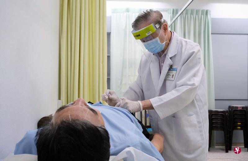 在大巴窑4巷的中华医院,中医师做好防范措施,为病患进行针灸。中医代表昨天与卫生部闭门对话时,提议让中医协助抗疫,为冠病的轻症患者调理病情,缩短病患康复期,减轻医疗体系负担。(档案照片) 在大巴窑4巷的中华医院,中医师做好防范措施,为病患进行针灸。中医代表昨天与卫生部闭门对话时,提议让中医协助抗疫,为冠病的轻症患者调理病情,缩短病患康复期,减轻医疗体系负担。(档案照片)