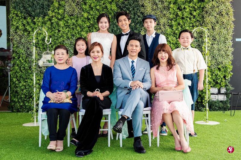 郑惠玉（前排左二）、钟琴（前排右一）最后成为亲家，演钟琴大儿子的陈政序（后排中）是最吸人眼球的男星。（新传媒提供）