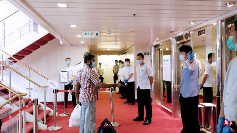 云顶邮轮集团旗下的宝瓶星号用作临时客工宿舍,入住游轮的客工由船员指引前往安排好的舱房住宿。(云顶邮轮集团提供) 云顶邮轮集团旗下的宝瓶星号用作临时客工宿舍,入住游轮的客工由船员指引前往安排好的舱房住宿。(云顶邮轮集团提供)