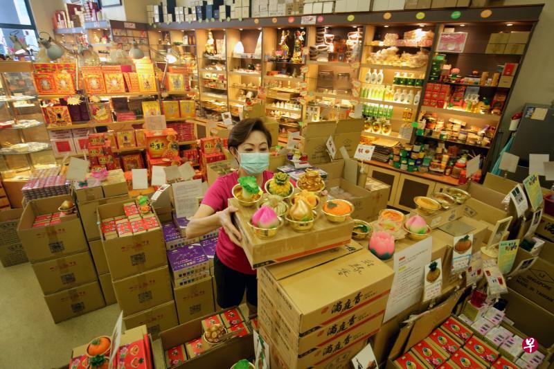 旅杰贸易创办人梁碇梅下星期三开店营业时，将会采取安全措施，包括测量体温，要求顾客保持至少一米的安全距离等。（龙国雄摄）