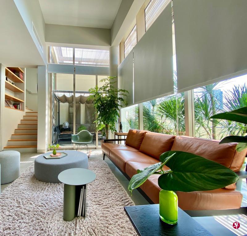 这个双层单位位于顶楼,有相当高的屋顶,因此采光充足。 这个双层单位位于顶楼,有相当高的屋顶,因此采光充足。