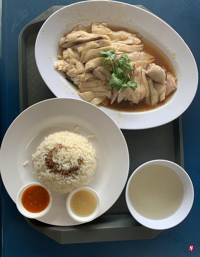 鲜鸡进口价近日上涨多达4成,有鸡饭摊愿与顾客共度时艰,暂不起价。(档案照) 鲜鸡进口价近日上涨多达4成,有鸡饭摊愿与顾客共度时艰,暂不起价。(档案照)