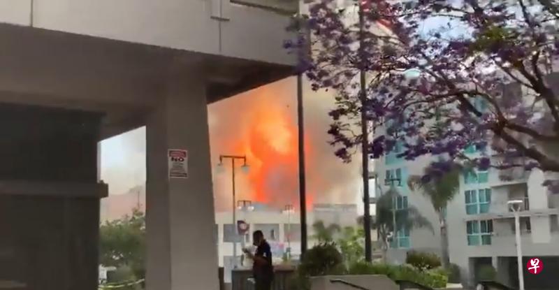 洛杉矶一栋商业建筑发生大火,导致爆炸,约10名消防员受伤。(取自洛杉矶警察部队推特) 洛杉矶一栋商业建筑发生大火,导致爆炸,约10名消防员受伤。(取自洛杉矶警察部队推特)
