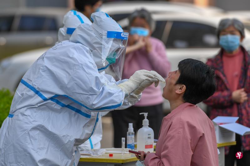 吉林省舒兰市出现多起本土感染病例,引起大陆官方警惕。图为5月16日当地医护人员在为居民进行冠病检测。(新华社) 吉林省舒兰市出现多起本土感染病例,引起大陆官方警惕。图为5月16日当地医护人员在为居民进行冠病检测。(新华社)