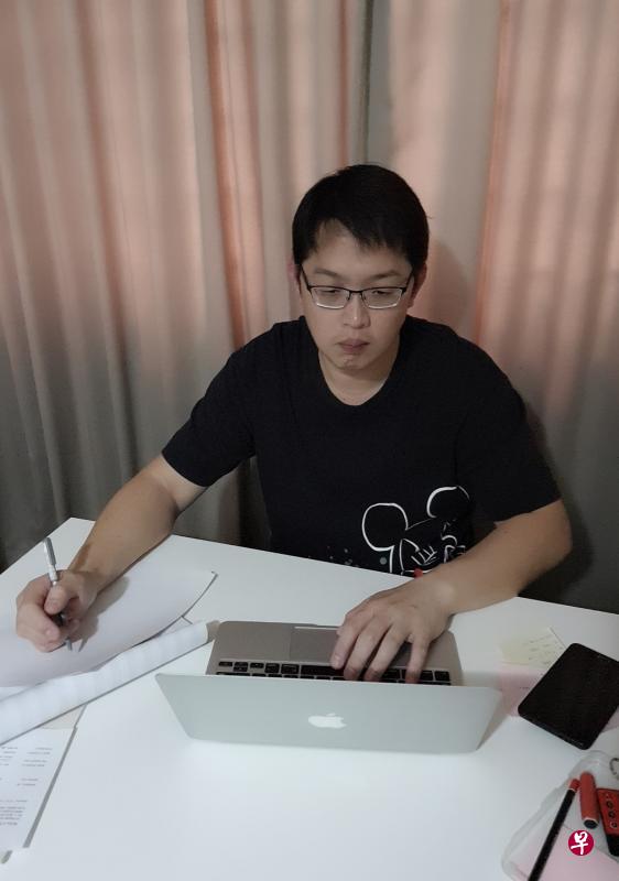▲新翔集团客户服务人员叶伟强转到机舱膳食中心帮忙后,不忘抽出时间参与培训课程提升技能。(受访者提供) ▲新翔集团客户服务人员叶伟强转到机舱膳食中心帮忙后,不忘抽出时间参与培训课程提升技能。(受访者提供)