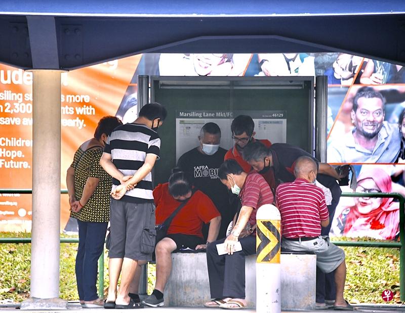 阿叔阿嫂一起追看赛马直播。(新明意外组摄) 阿叔阿嫂一起追看赛马直播。(新明意外组摄)