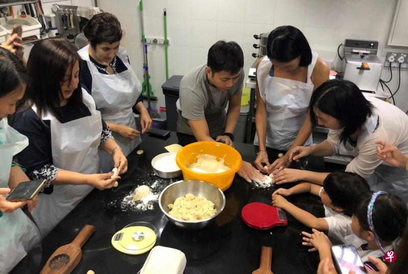 川记饼家老板钟川（图中灰色T恤）将在下个月的数码文化遗产节的直播节目上，介绍海南酥盐饼的制作特色。图为他在去年文化遗产节开办糕饼制作工作坊。（文物局档案照片）
