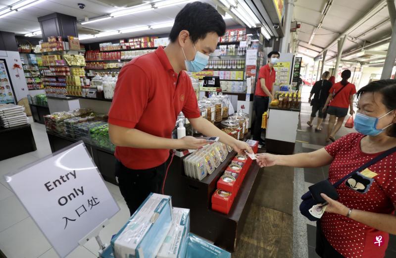 位于裕廊西的福华补品分店除了店外张贴多个二维码标志,店内也有两名负责人自备安装好SafeEntry系统的手机帮忙年长顾客扫描身份证、Passion卡等个人证件;一人负责帮助进入店面的顾客登入,另一人则负责扫描离开的顾客。(陈来福摄) 位于裕廊西的福华补品分店除了店外张贴多个二维码标志,店内也有两名负责人自备安装好SafeEntry系统的手机帮忙年长顾客扫描身份证、Passion卡等个人证件;一人负责帮助进入店面的顾客登入,另一人则负责扫描离开的顾客。(陈来福摄)