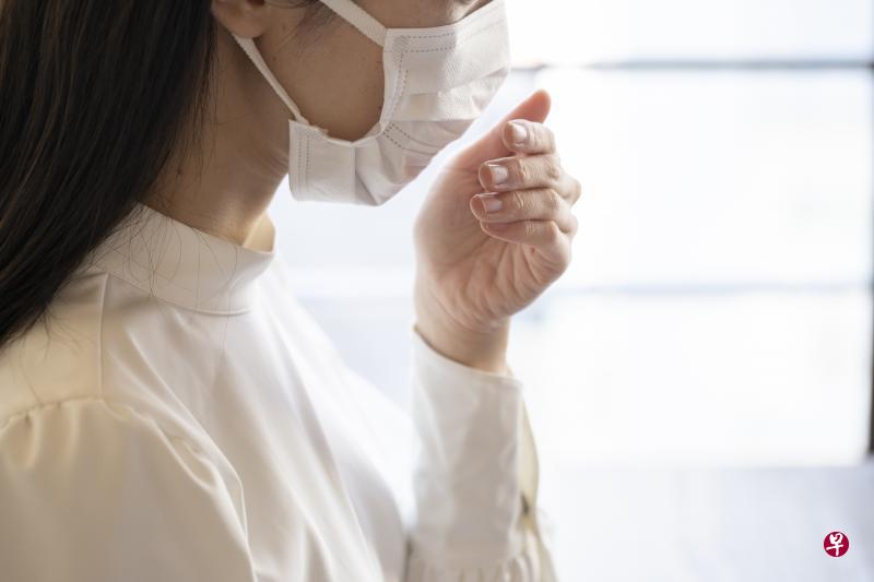 人们长时间戴着口罩,异味甚至口臭散不去。造成口腔异味的原因未必出自口腔,也可能是非口腔问题引起。(iStock图片) 人们长时间戴着口罩,异味甚至口臭散不去。造成口腔异味的原因未必出自口腔,也可能是非口腔问题引起。(iStock图片)