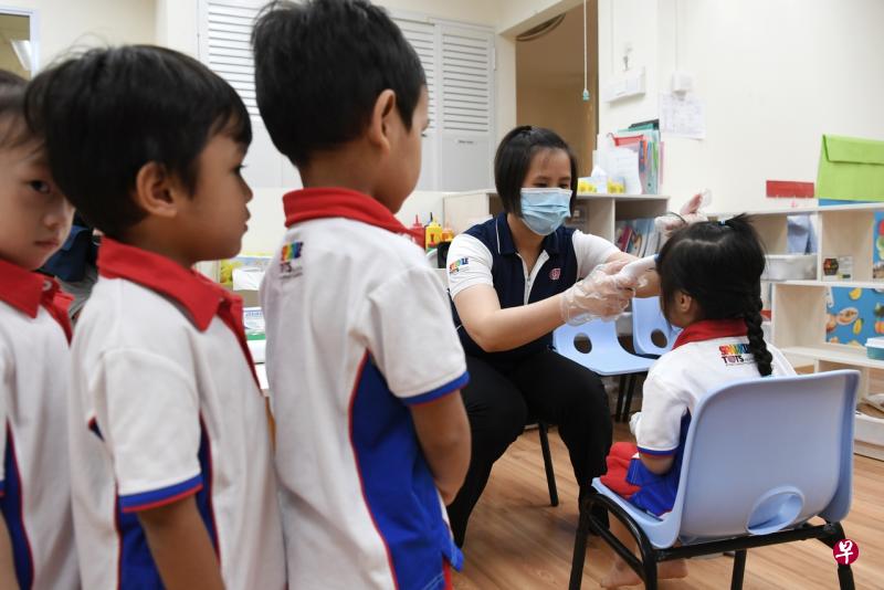 全国学前中心与婴幼儿早期介入中心将从6月2日分阶段复课,两岁或以上的孩童回校时须戴口罩或防护面罩。(海峡时报档案照片) 全国学前中心与婴幼儿早期介入中心将从6月2日分阶段复课,两岁或以上的孩童回校时须戴口罩或防护面罩。(海峡时报档案照片)