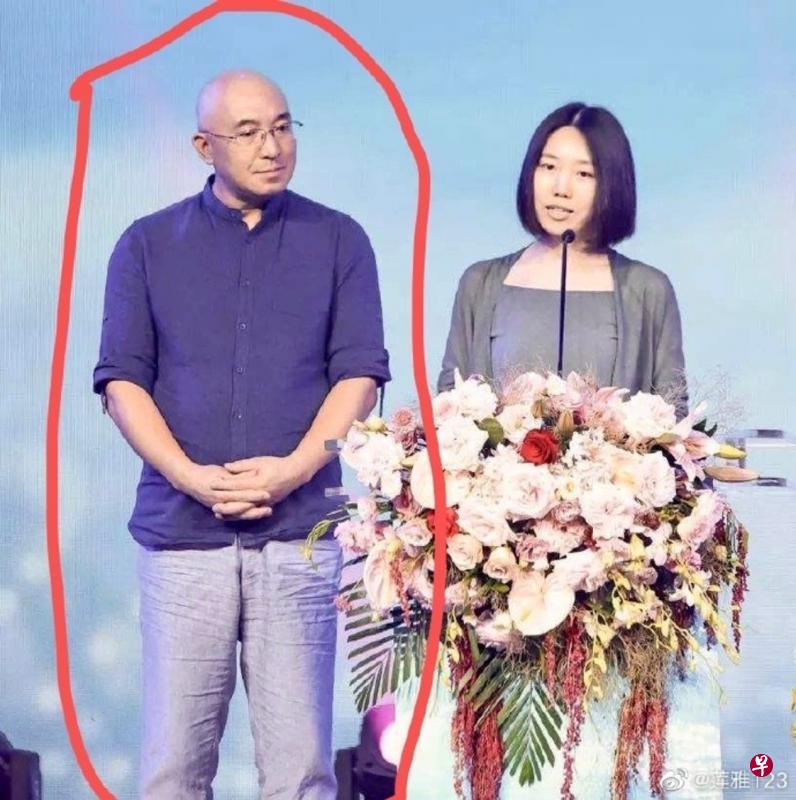 费牖明是《舌尖上的中国》第二季第5集的导演,他被发妻在微博指控抛妻弃子,并在他照片上画红。(微博图) 费牖明是《舌尖上的中国》第二季第5集的导演,他被发妻在微博指控抛妻弃子,并在他照片上画红。(微博图)