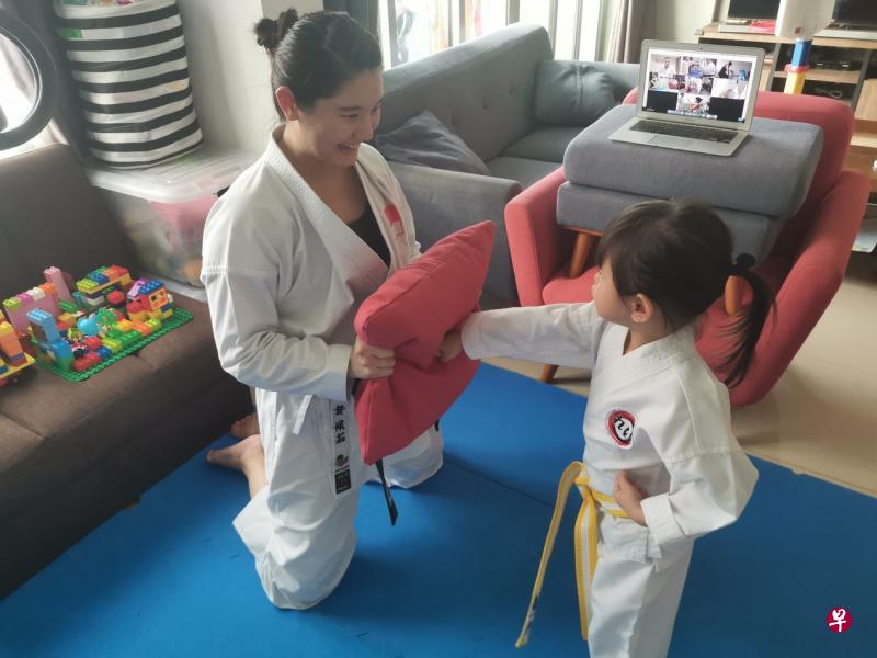 受冠病疫情影响,黄佩茹如今暂转至线上教儿童空手道,年仅三岁半的女儿李恩雅也会跟着一起上课。(受访者提供) 受冠病疫情影响,黄佩茹如今暂转至线上教儿童空手道,年仅三岁半的女儿李恩雅也会跟着一起上课。(受访者提供)