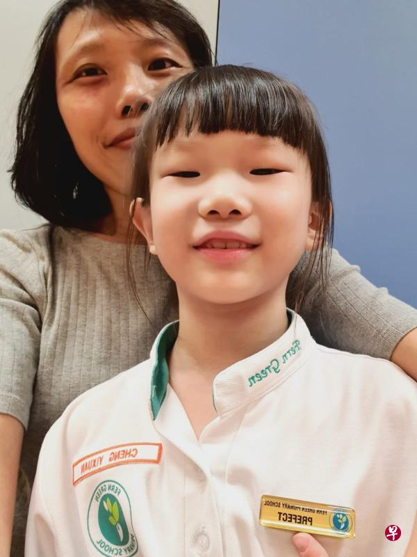 因为丈夫上夜班,女儿无人照看,所以蔡冰冰在淡马锡理工学院攻读商业管理专业文凭时,常带着当时还在幼儿园的女儿一起到学校上课。(受访者提供) 因为丈夫上夜班,女儿无人照看,所以蔡冰冰在淡马锡理工学院攻读商业管理专业文凭时,常带着当时还在幼儿园的女儿一起到学校上课。(受访者提供)