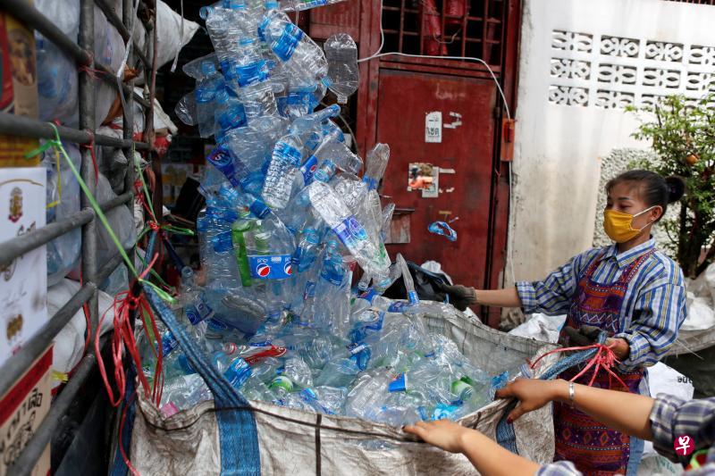 在曼谷一个垃圾回收厂,塑料垃圾本来就源源不断。在这阵防疫日子里,塑料垃圾量更多了。(路透社) 在曼谷一个垃圾回收厂,塑料垃圾本来就源源不断。在这阵防疫日子里,塑料垃圾量更多了。(路透社)