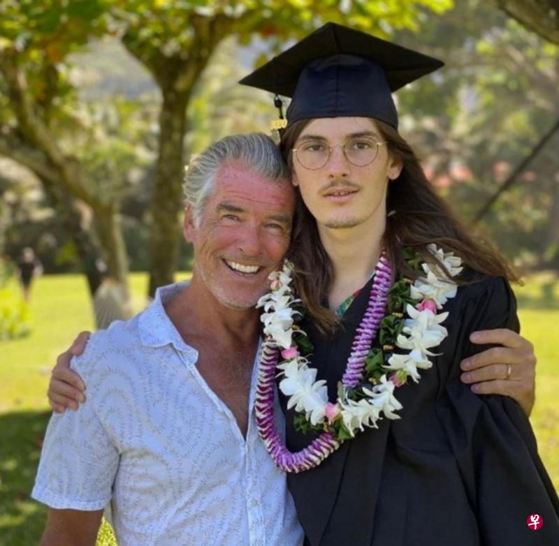 儿子狄伦大学毕业,皮尔斯布罗斯南分享父子合照。(IG图) 儿子狄伦大学毕业,皮尔斯布罗斯南分享父子合照。(IG图)