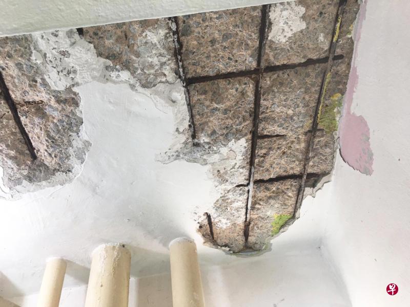 男童姨丈法兹里指出,建屋局已派人来清除厕所上的石灰碎块。(受访者提供) 男童姨丈法兹里指出,建屋局已派人来清除厕所上的石灰碎块。(受访者提供)