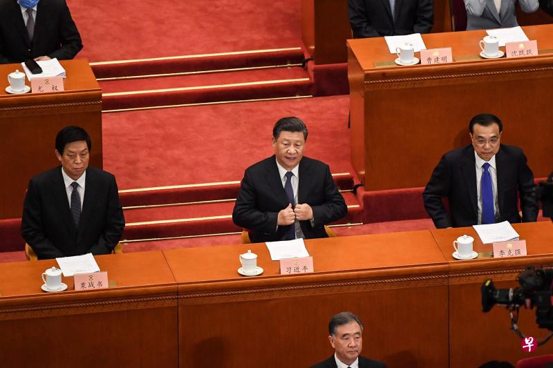 中国国家主席习近平(中)连同总理李克强(右)、全国人大委员长栗战书(左)、全国政协主席汪洋(前)不戴口罩,出席全国政协会议开幕式。(法新社) 中国国家主席习近平(中)连同总理李克强(右)、全国人大委员长栗战书(左)、全国政协主席汪洋(前)不戴口罩,出席全国政协会议开幕式。(法新社)