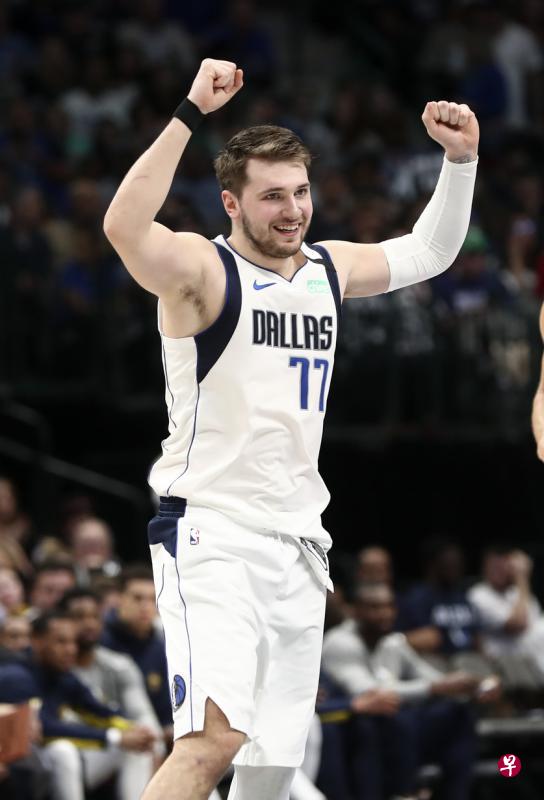 NBA停摆后,小牛队的斯洛文尼亚籍球星东契奇选择回到家乡。如何将这些球员接回,是NBA复赛的一大挑战。(今日美国档案照片) NBA停摆后,小牛队的斯洛文尼亚籍球星东契奇选择回到家乡。如何将这些球员接回,是NBA复赛的一大挑战。(今日美国档案照片)