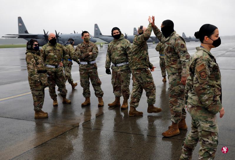 昨天在日本东京对岸的横田美国空军基地,大批军用运输机和机队人员汇集,展示美军在冠病危机中仍保有行动能力。基地副司令米尔斯说:“这向对手和盟友展示了我们留驻日本的重要性、我们保有执行任务能力的重要性。”美国军中冠病疫情持续扩大,一些官员担心内部混乱将使军方无法兼顾外部,无力遏制中国在本区域扩大势力。(路透社) 昨天在日本东京对岸的横田美国空军基地,大批军用运输机和机队人员汇集,展示美军在冠病危机中仍保有行动能力。基地副司令米尔斯说:“这向对手和盟友展示了我们留驻日本的重要性、我们保有执行任务能力的重要性。”美国军中冠病疫情持续扩大,一些官员担心内部混乱将使军方无法兼顾外部,无力遏制中国在本区域扩大势力。(路透社)