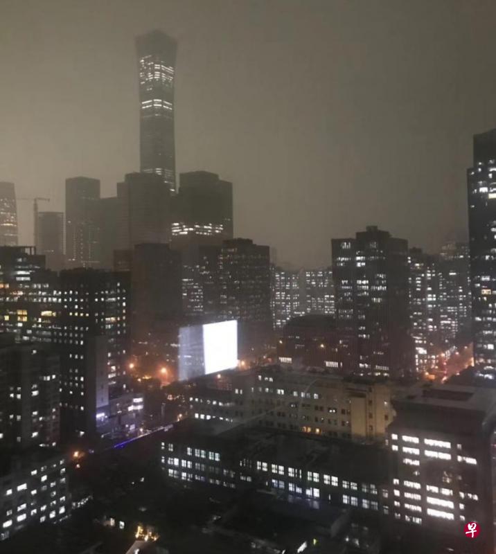 全国政协大会开幕式昨天下午3时50分结束时,北京的天空突然漆黑一片,宛如黑夜。(读者提供) 全国政协大会开幕式昨天下午3时50分结束时,北京的天空突然漆黑一片,宛如黑夜。(读者提供)