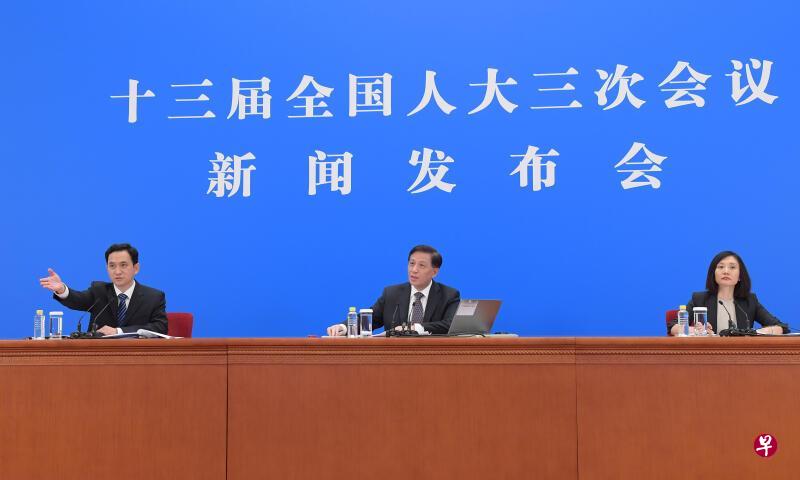 中国全国人大新闻发言人张业遂(中)昨晚在新闻发布会上说,国家安全是安邦定国的重要基石,维护国家安全是包括香港人在内的全国各族人民根本利益所在。(新华社) 中国全国人大新闻发言人张业遂(中)昨晚在新闻发布会上说,国家安全是安邦定国的重要基石,维护国家安全是包括香港人在内的全国各族人民根本利益所在。(新华社)