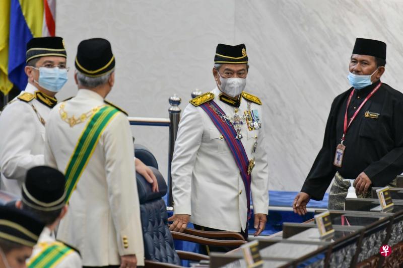 慕尤丁(右二)周一戴着口罩出席国会。(法新社) 慕尤丁(右二)周一戴着口罩出席国会。(法新社)