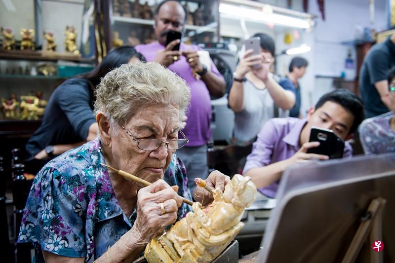 陈水莲当年透过观察丈夫,学会如何雕塑神像。(Joseph Nair 摄影)(阻断措施前摄) 陈水莲当年透过观察丈夫,学会如何雕塑神像。(Joseph Nair 摄影)(阻断措施前摄)