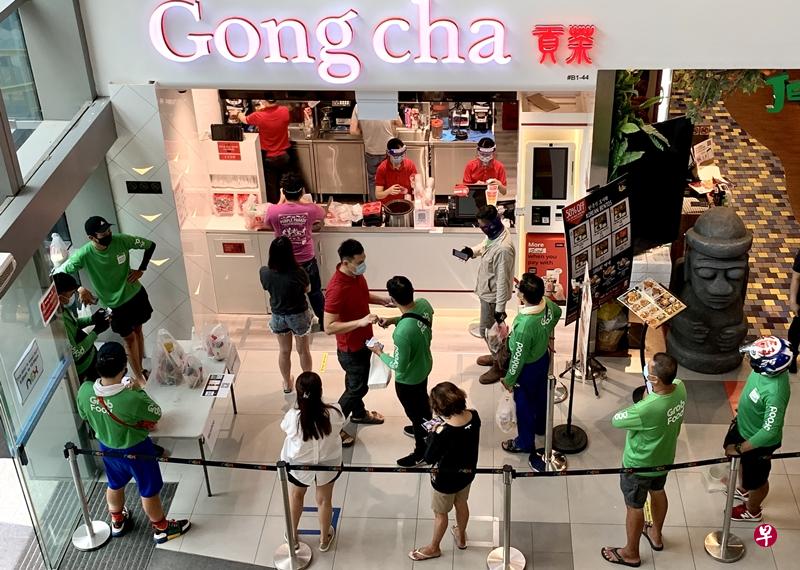 位于实龙岗nex购物中心的贡茶门店今早出现大批送餐员排队等候。(曾美玲摄) 位于实龙岗nex购物中心的贡茶门店今早出现大批送餐员排队等候。(曾美玲摄)