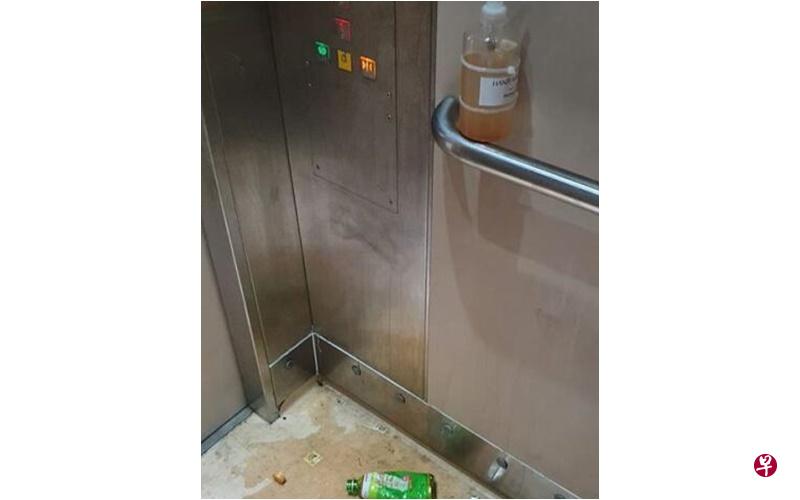 消毒搓手液瓶子装着黄澄澄的液体,电梯地板留下一个绿茶瓶子,黄色液体洒满地板。(互联网) 消毒搓手液瓶子装着黄澄澄的液体,电梯地板留下一个绿茶瓶子,黄色液体洒满地板。(互联网)