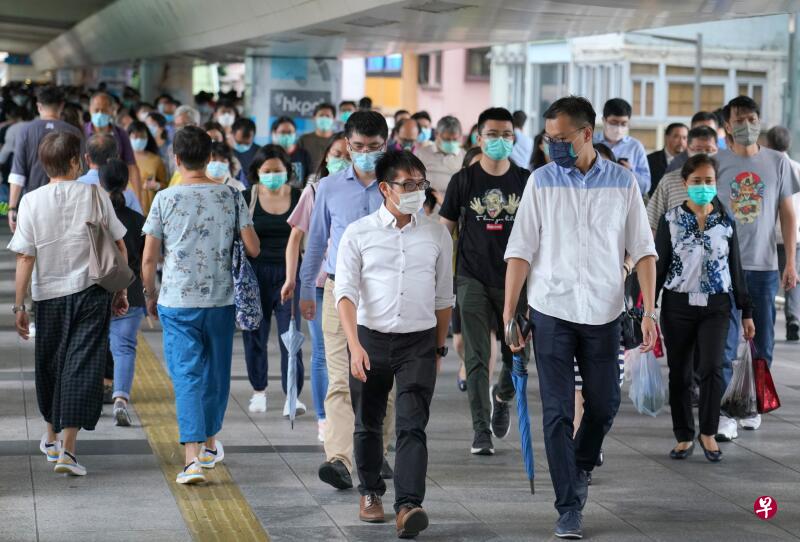 5月22日,香港市民戴口罩出行。(中新社) 5月22日,香港市民戴口罩出行。(中新社)